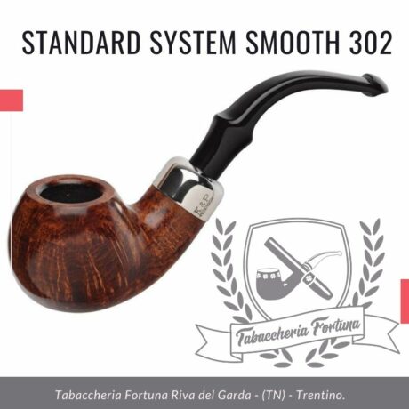 STANDARD SYSTEM SMOOTH 302 Una grande ciotola piena di mele con un bocchino Peterson-Lip in stile militare e una fascia in nichel completa del marchio K&P.