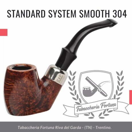STANDARD SYSTEM SMOOTH 304 Una forma di poker piegata di medie dimensioni dotata di un bocchino Peterson-Lip in stile militare e una fascia in nichel completa del timbro K&P. Il nome della pipa e il numero di forma "304" sono stati timbrati a mano nel tradizionale metodo Peterson.