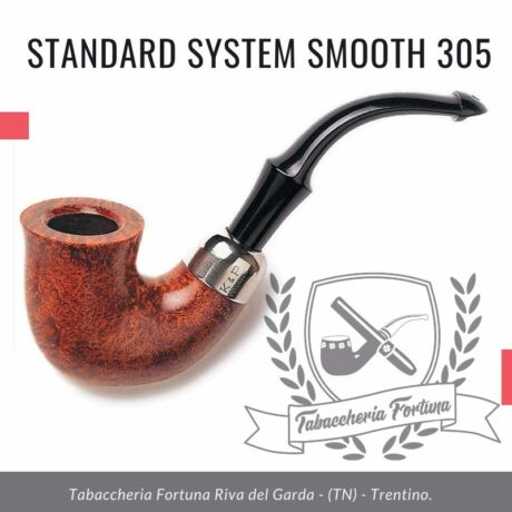 STANDARD SYSTEM SMOOTH 305 Un calabash completamente piegato con vaso da camera medio da fumo dotato di un bocchino Peterson – Lip in stile militare e una fascia in nichel completa del timbro K&P. Il nome della pipa e il numero di forma "305" sono stati timbrati a mano nel tradizionale metodo Peterson.