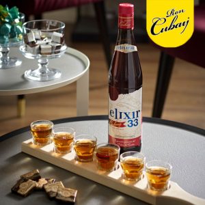 ERC-Ron-DOP-CUba-3-cioccolatini-e-elixir-confezione-per-ristoranti-300x300 Il Ron Cubay Elixir 33 Añejo è un'acclamata miscela di rum cubani, caratterizzata da un colore ambrato distintivo e un aroma dolce e delicato