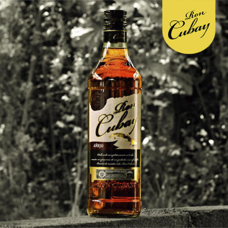 Il Rum Ron Cubay Añejo 7 anni è stato invecchiato per un periodo di tempo di altrettanti anni, il che lo rende un prodotto dal sapore ricco e dal profumo intenso e speziato. Anche quando miscelato con altri ingredienti il suo aroma inconfondibile rimane presente. Adatto a molteplici utilizzi, può essere utilizzato come base per la creazione di bevande d'autore dai mixologist più ambiziosi. La garanzia di autenticità del Rum cubano viene confermata dal sigillo di garanzia verde cubano presente sulla bottiglia, assegnato dal governo cubano per garantirne la produzione a Cuba. Note di degustazione: Aspetto: ambrato. Profumo: intenso e aromatico, con sentori di erbe. Gusto: pieno, dal sapore profondo e altamente aromatizzato.