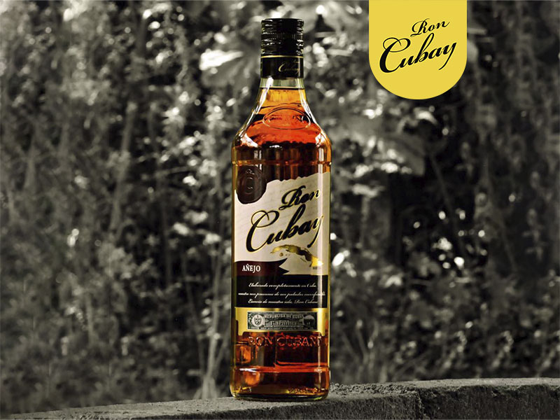 ERC-Ron-DOP-CUba-Sao-Can-Anejo Il Rum Ron Cubay Añejo 7 anni è stato invecchiato per un periodo di tempo di altrettanti anni, il che lo rende un prodotto dal sapore ricco e dal profumo intenso e speziato. Anche quando miscelato con altri ingredienti il suo aroma inconfondibile rimane presente. Adatto a molteplici utilizzi, può essere utilizzato come base per la creazione di bevande d'autore dai mixologist più ambiziosi. La garanzia di autenticità del Rum cubano viene confermata dal sigillo di garanzia verde cubano presente sulla bottiglia, assegnato dal governo cubano per garantirne la produzione a Cuba. Note di degustazione: Aspetto: ambrato. Profumo: intenso e aromatico, con sentori di erbe. Gusto: pieno, dal sapore profondo e altamente aromatizzato.