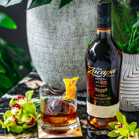 Il Rum Zacapa "Centenario" 23 viene distillato dal puro succo di canna da zucchero, chiamato localmente "miel virgen" o "miele vergine".