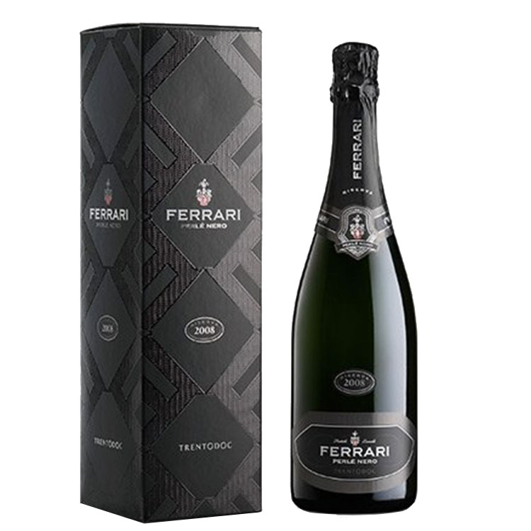 perlenero_ferrari_1 Un Vino Straordinario: Trento Riserva DOC "Perlé Nero" 2016 - Ferrari Questa meraviglia di vino è di un colore giallo dorato e brillante, con una finissima e persistente perlage. Al naso è ricco e maturo, con una gamma olfattiva che spazia dal fruttato al minerale, fino al tostato. La sua grande complessità è in perfetto equilibrio tra note fruttate e tostate, completato da un'intrigante sapidità.